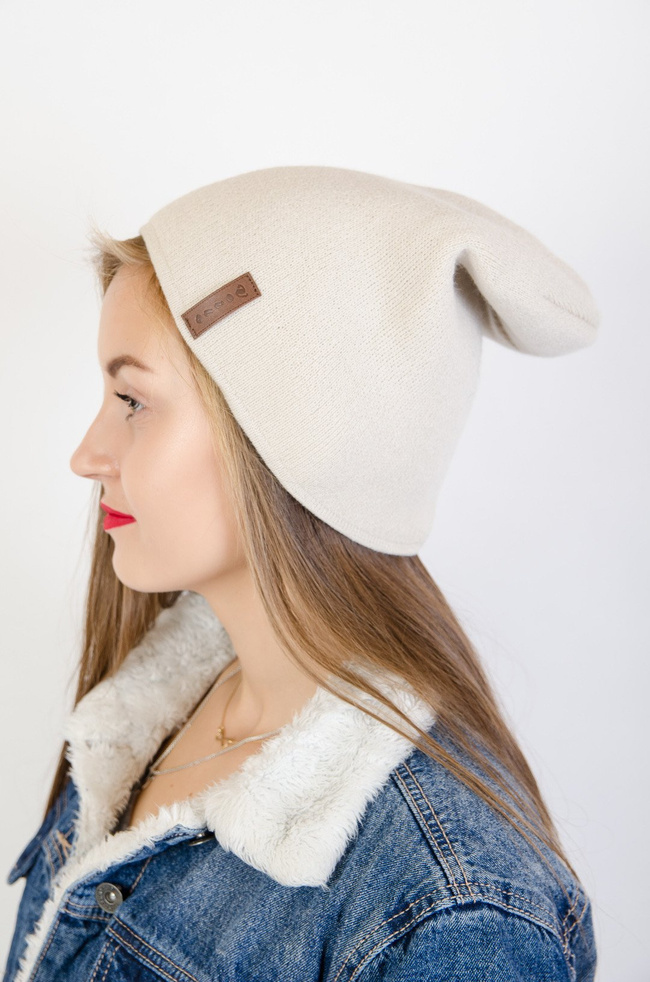 Beżowa czapka smerfetka  