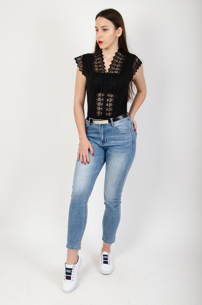 Czarne body z wstawkami z koronki