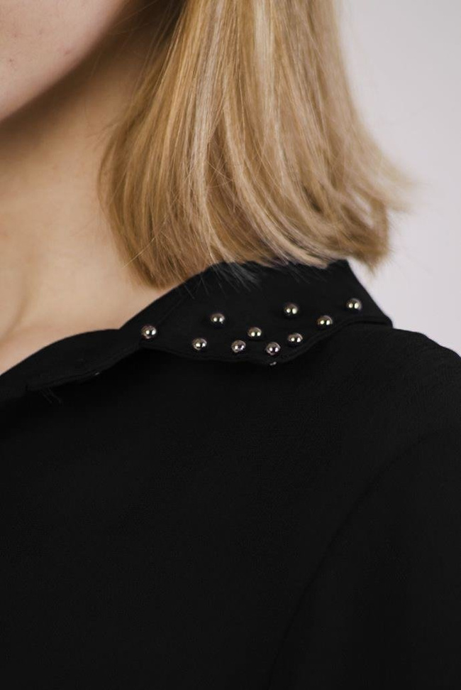 Asymetryczna czarna koszula z ćwiekami przy kołnierzu