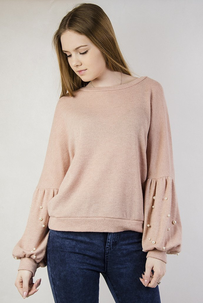 Jasnoróżowy sweterek z bufiastymi rękawami oraz perełkami