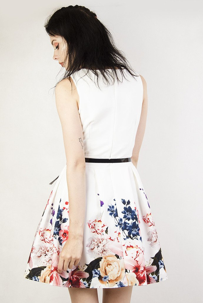 Biała sukienka w kwiaty.