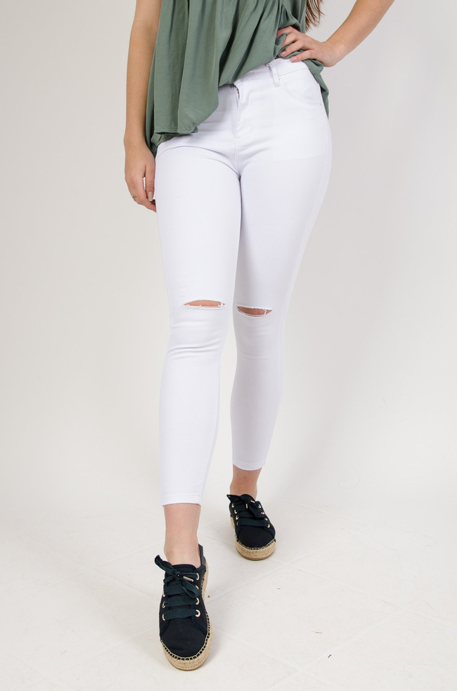 Białe dopasowane spodnie z rozcięciami na kolanach