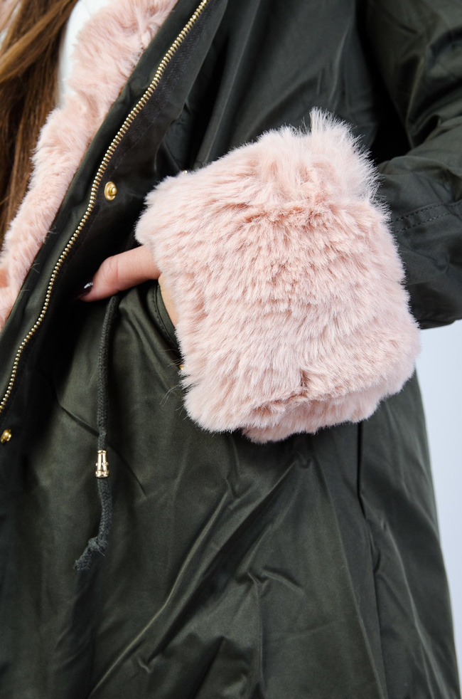 Zielona kurtka parka z różowym futerkiem