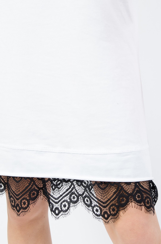 BIAŁA BAWEŁNIANA SUKIENKA WYKOŃCZONA KORONKĄ 