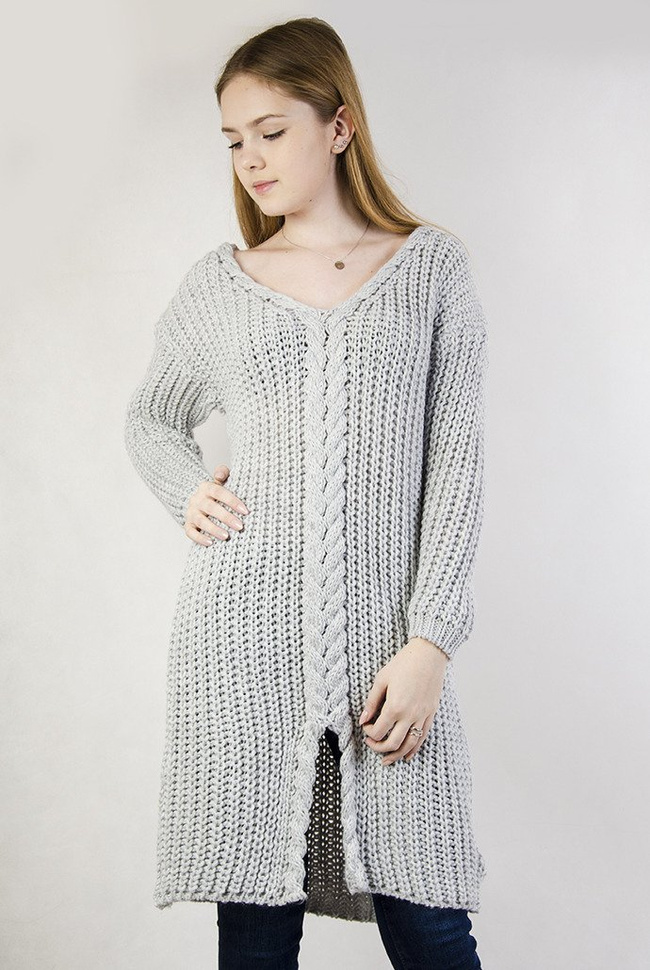 Długi szary sweter w serek, z rozcięciem na dole