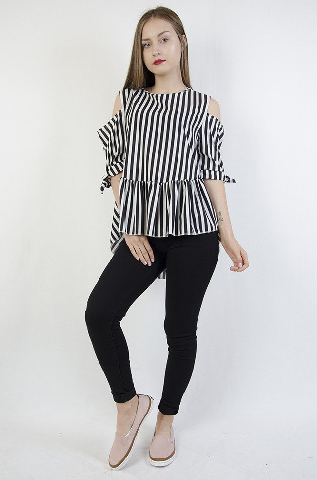 Biało czarna bluzka w paski z odkrytymi ramionami
