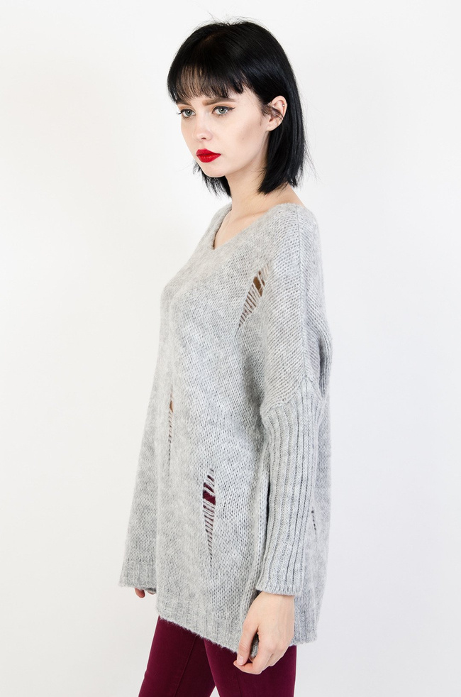 Luźny szary sweter z dziurami