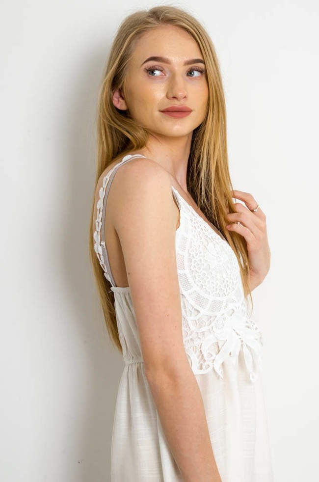 BIAŁA SUKIENKA MAXI NA RAMIĄCZKACH Z AŻUROWĄ GÓRĄ