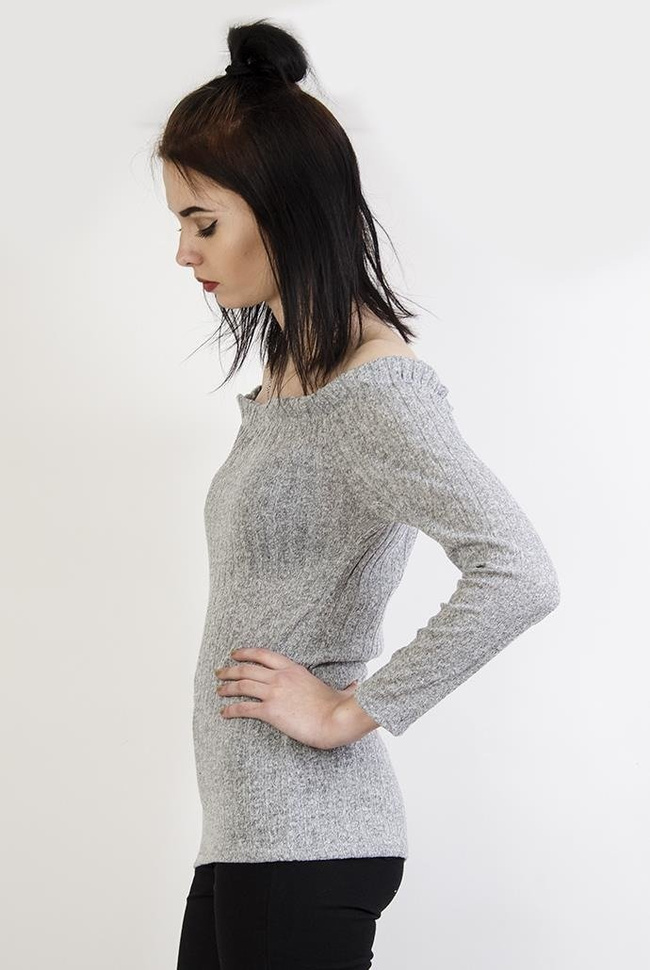 Szara prążkowana bluzka z odkrytymi ramionami wiązana czarną wstążką