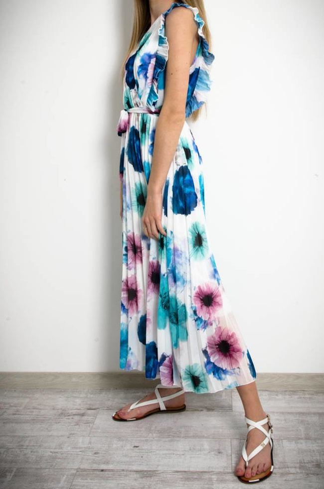 BIAŁA SUKIENKA W KWIATY Z PLISOWANIEM W RĘKAWACH ORAZ NA DOLE