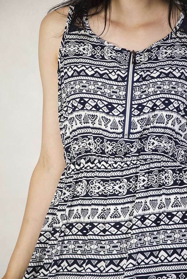 Wzorzysta, sukienka z zamkiem przy dekolcie