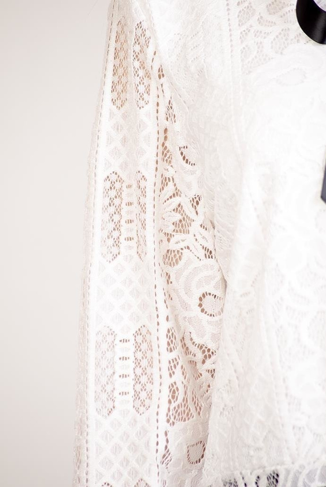 Biała bluzka z baskinką i czarnymi wstawkami