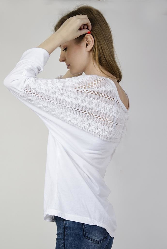 Biała bluzka ze wzorami