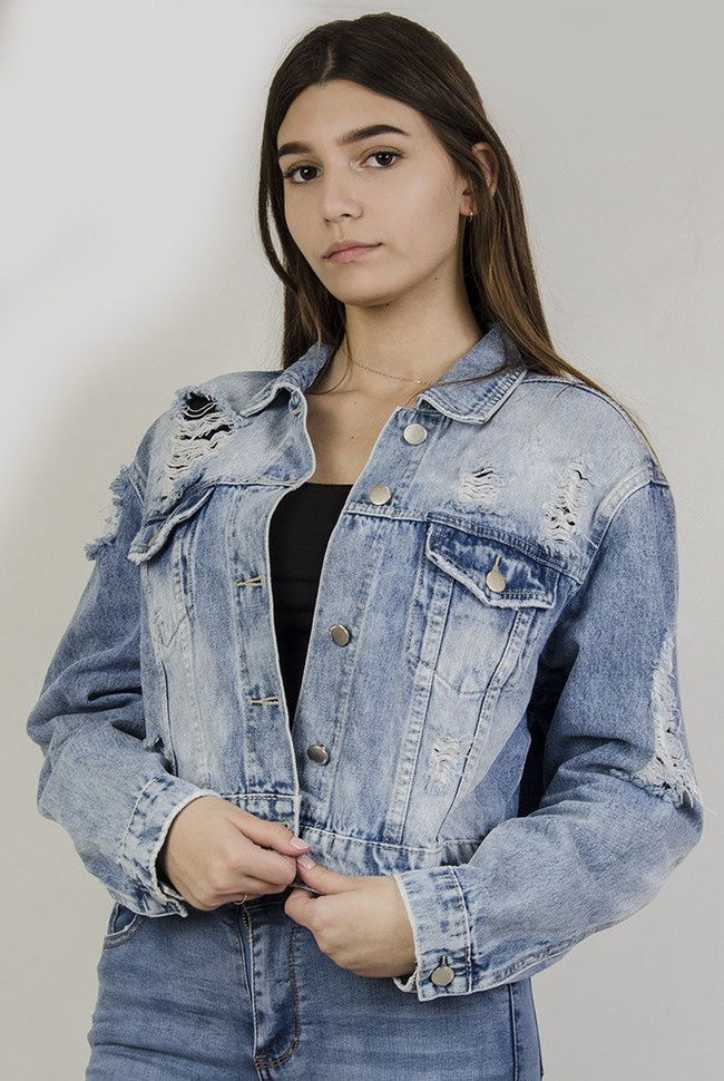 Kurtka jeansowa krótka z przetarciami oraz szarpaniami