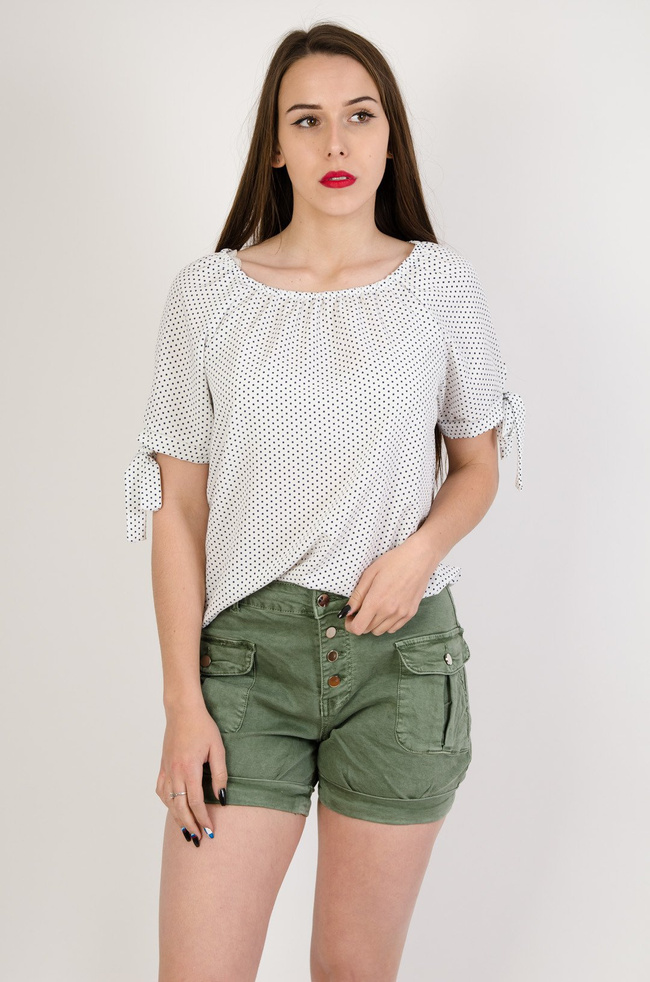 Biała bluzka w kropki z gumą w dekolcie