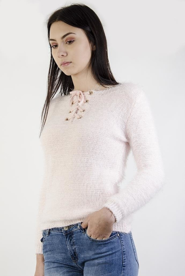 Jasnoróżowy, włochaty sweterek z wiązaniem w dekolcie