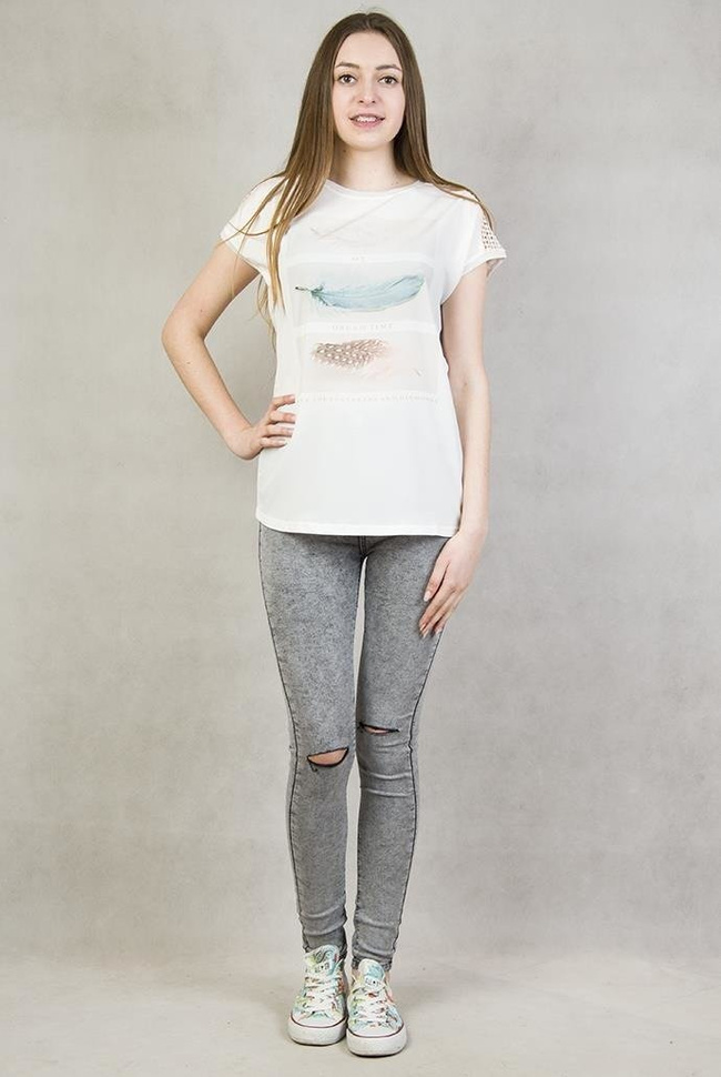 Beżowa bluzka ze sztampą w piórka