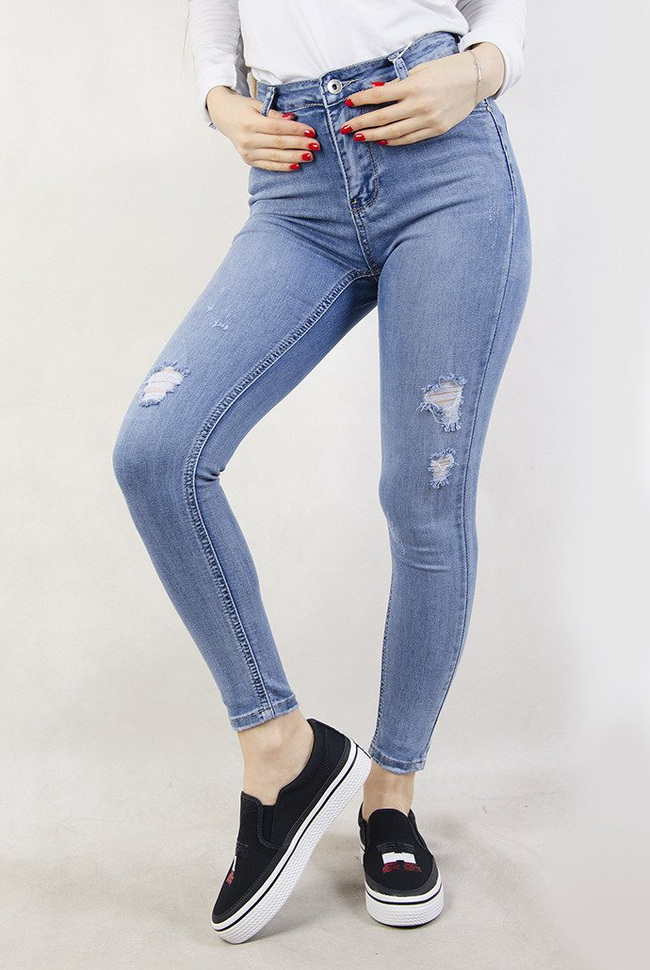 Jasne spodnie jeansowe z przetarciami