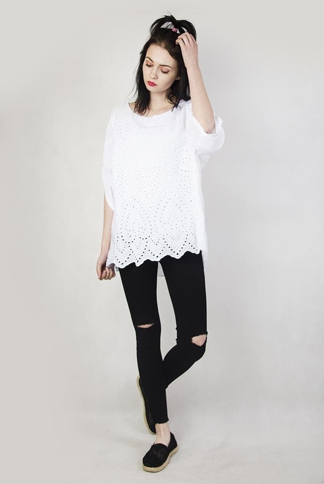 Biała bluzka z wyciętym wzorem, z cekinami
