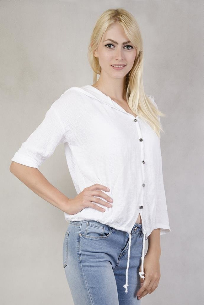 Biała narzutka z kapturem