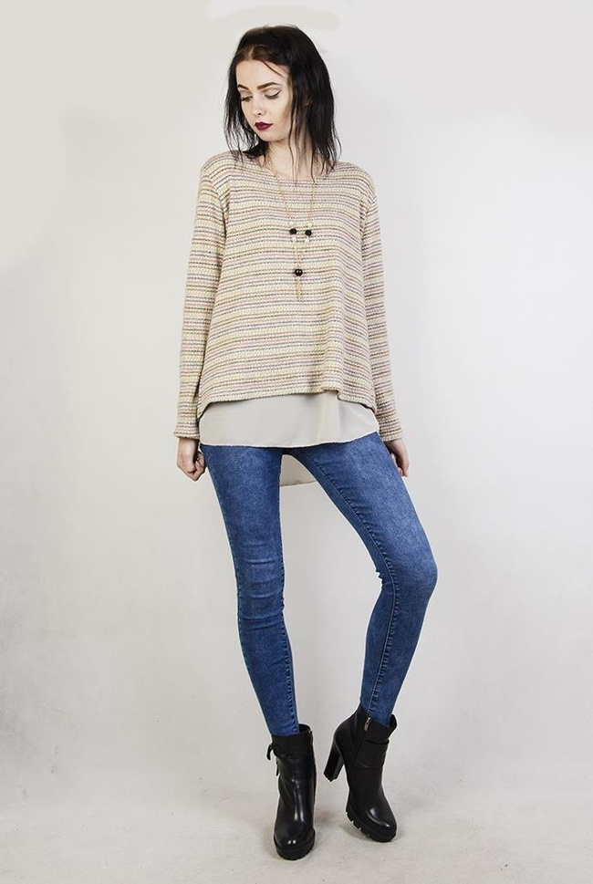 Beżowa bluzka w paski, z wisiorkiem