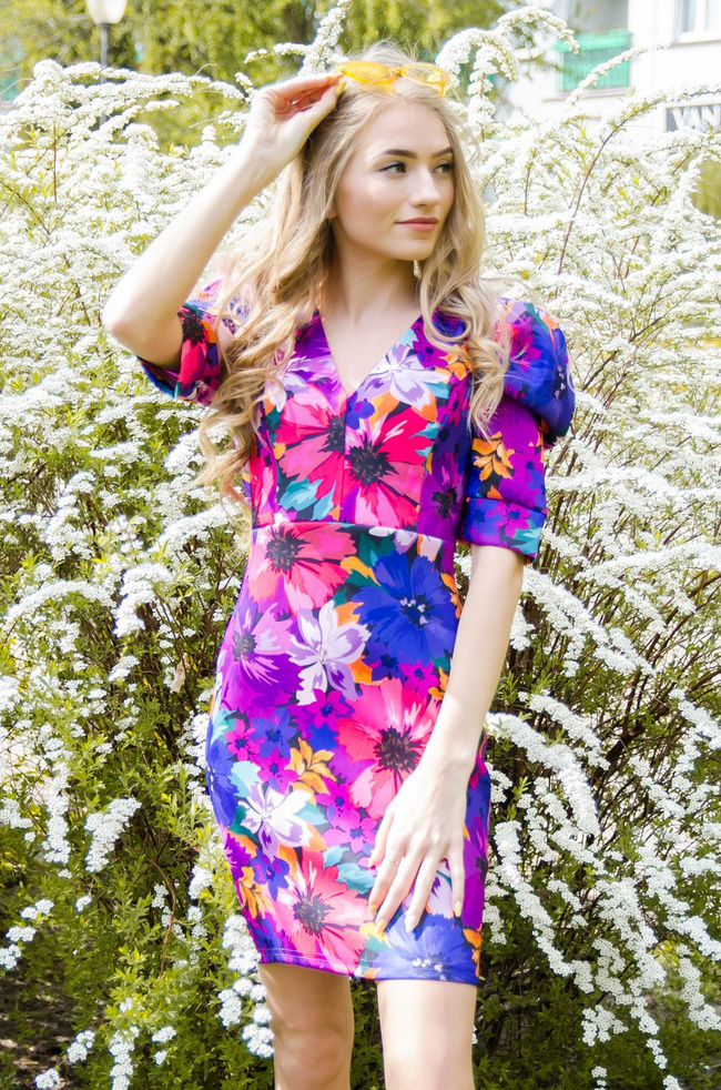 FIOLETOWA PRZYLEGAJĄCA SUKIENKA Z WYCIĘCIEM NA PLECACH