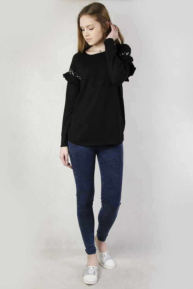 Czarny sweterek z falbanką przy rękawie