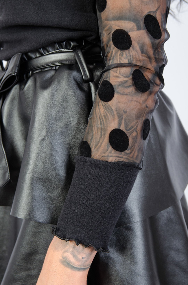 CZARNA BLUZKA Z PÓŁGOLFEM - RĘKAWY Z SIATKI W GROSZKI