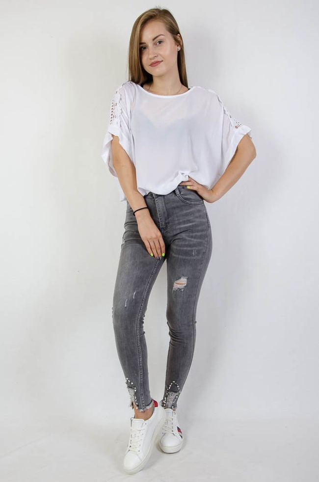 Jasnoszare spodnie jeansowe z przetarciami oraz koralikami