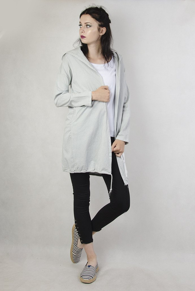 Jasnoszara narzutka z białymi napisami