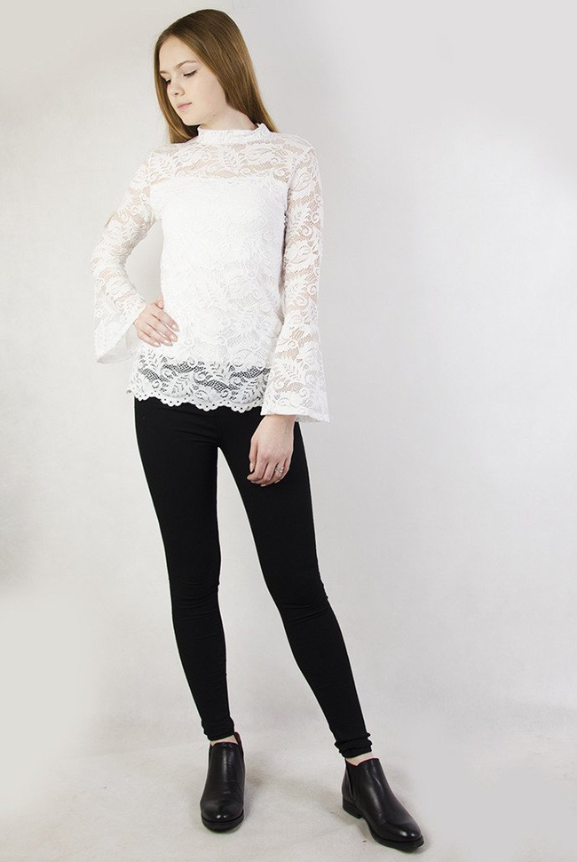 Biała koronkowa bluzka z rozszerzanymi rękawami