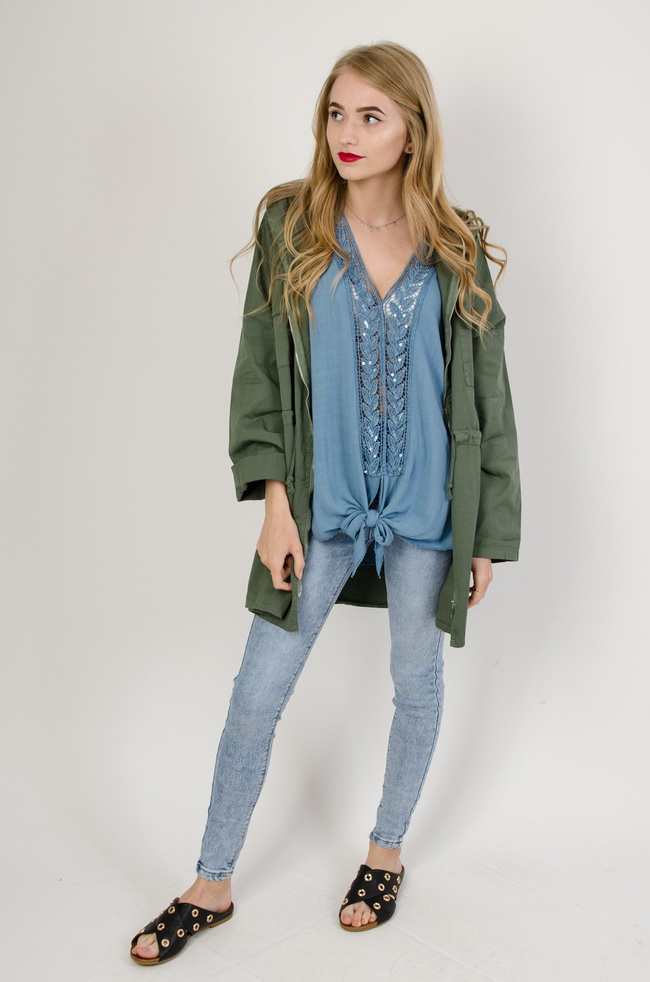 Zielona narzuta z kieszeniami i ściągaczem w pasie