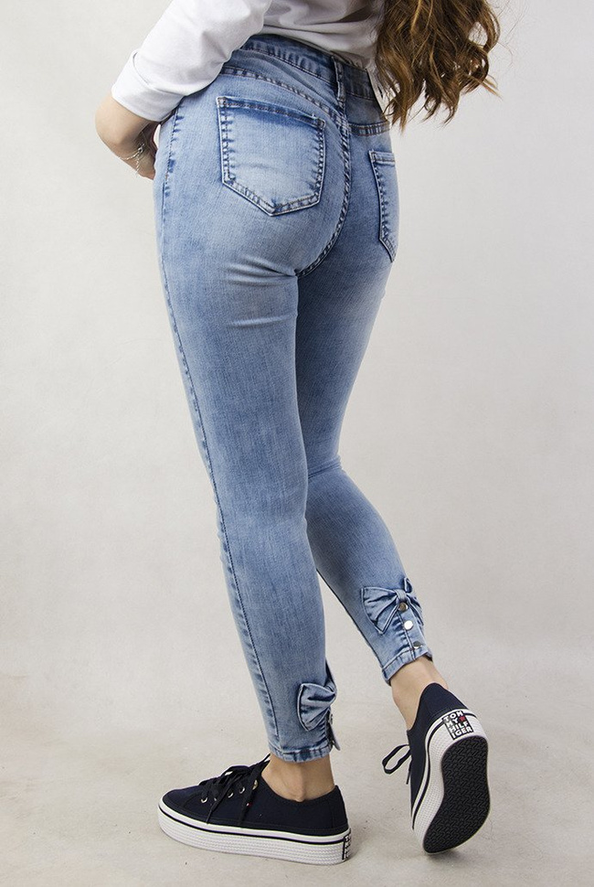 Jasne spodnie jeansowe z kokardami przy nogawce