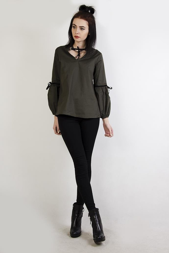 Zielona koszula z czarnymi, aksamitnymi wstążkami