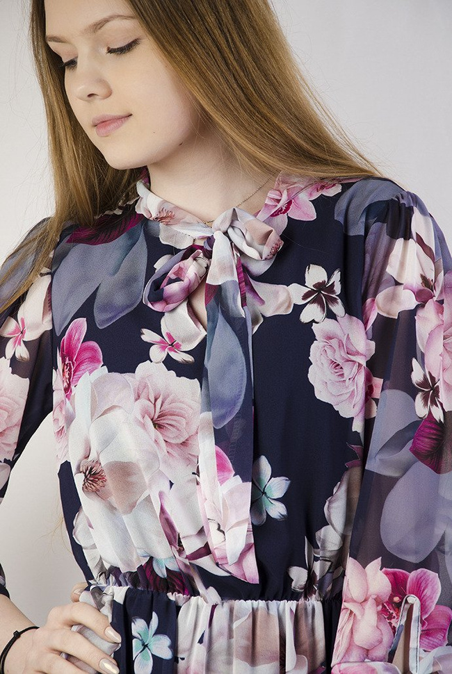 Granatowa sukienka w kwiaty