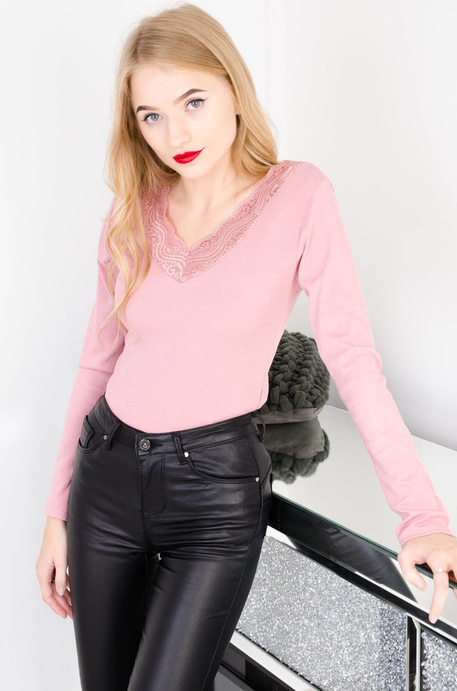 RÓŻOWA PRĄŻKOWANA BLUZKA Z KORONKOWYM DEKOLTEM W SEREK