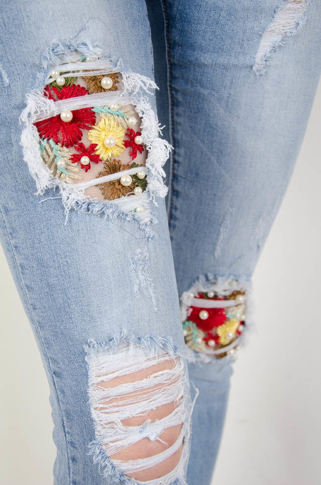 SPODNIE JEANSOWE Z KWIATOWYM HAFTEM 