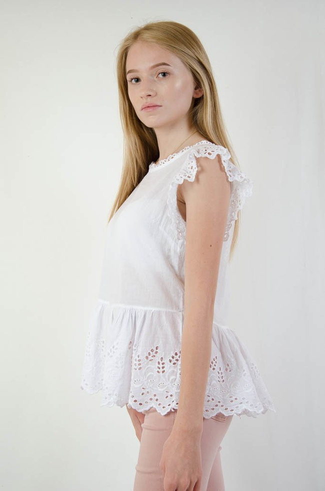 Biała bluzka z ażurowym dołem oraz rękawami