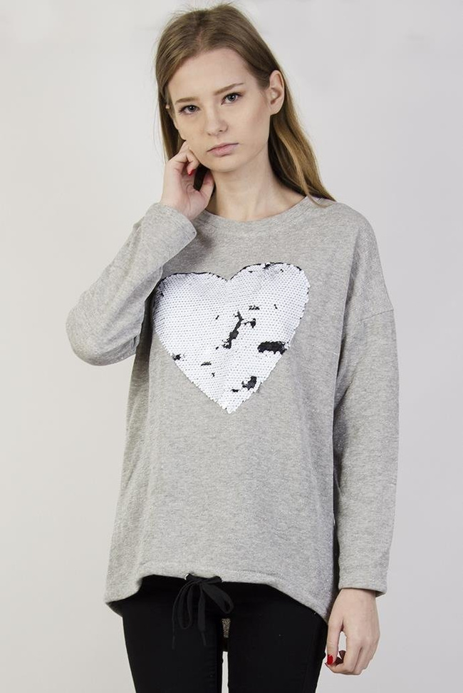 Jasnoszara bluzka przeplatana srebrną nicią z sercem z cekinów