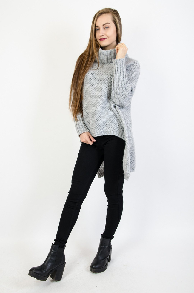 Asymetryczny szary sweter oversize z golfem