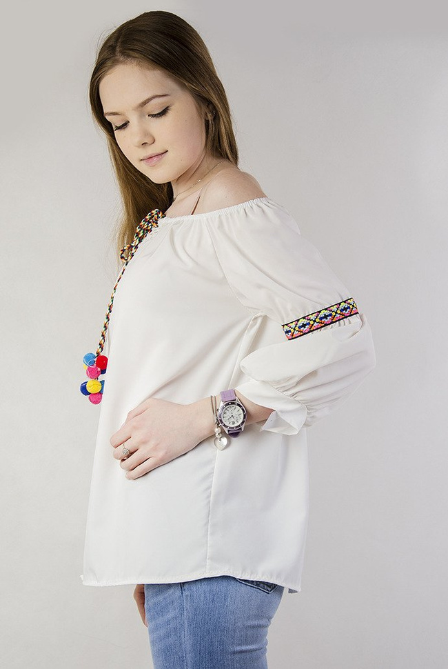 Biała bluzka hiszpanka z pomponami 