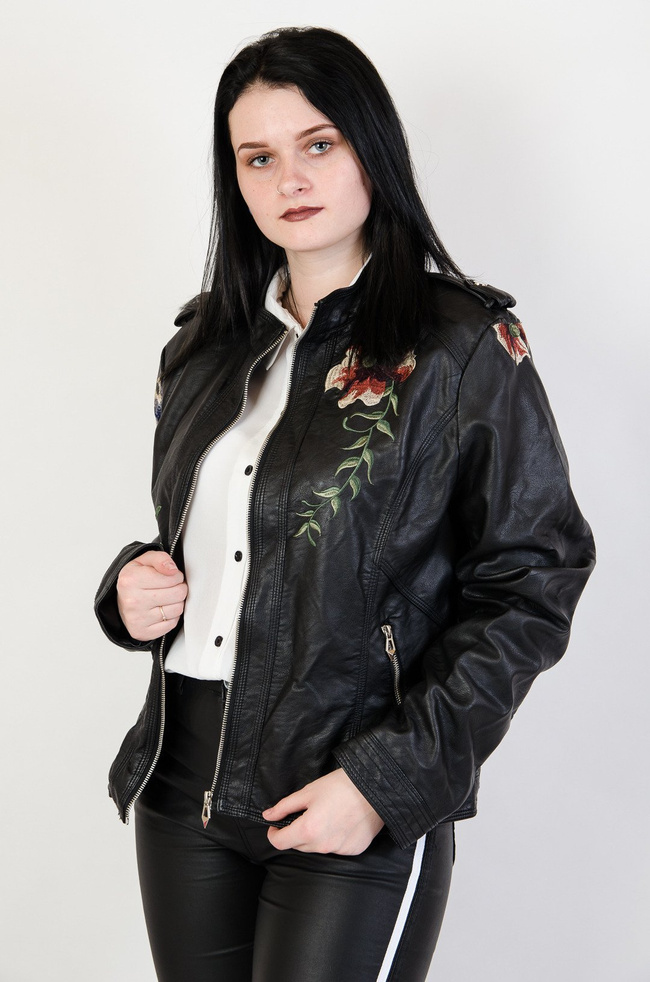 Czarna ramoneska z wyszywanym kwiatem