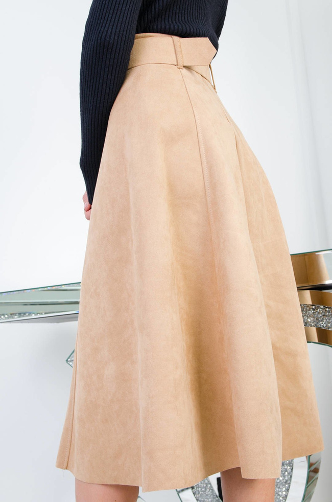 BEŻOWA ZAMSZOWA SPÓDNICA MIDI Z PASKIEM