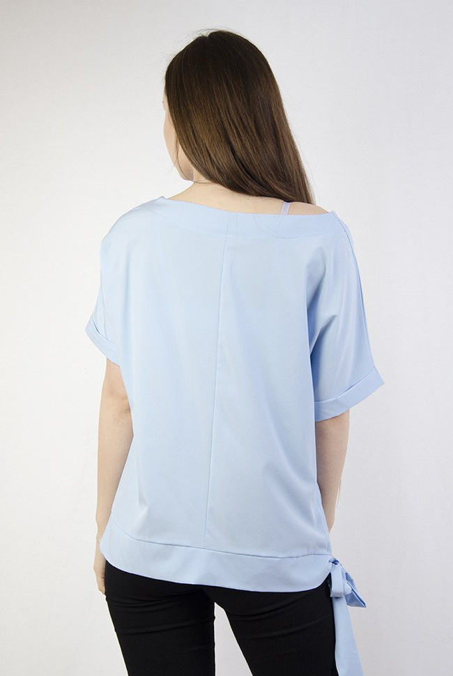 Niebieska gładka bluzka z kokardą