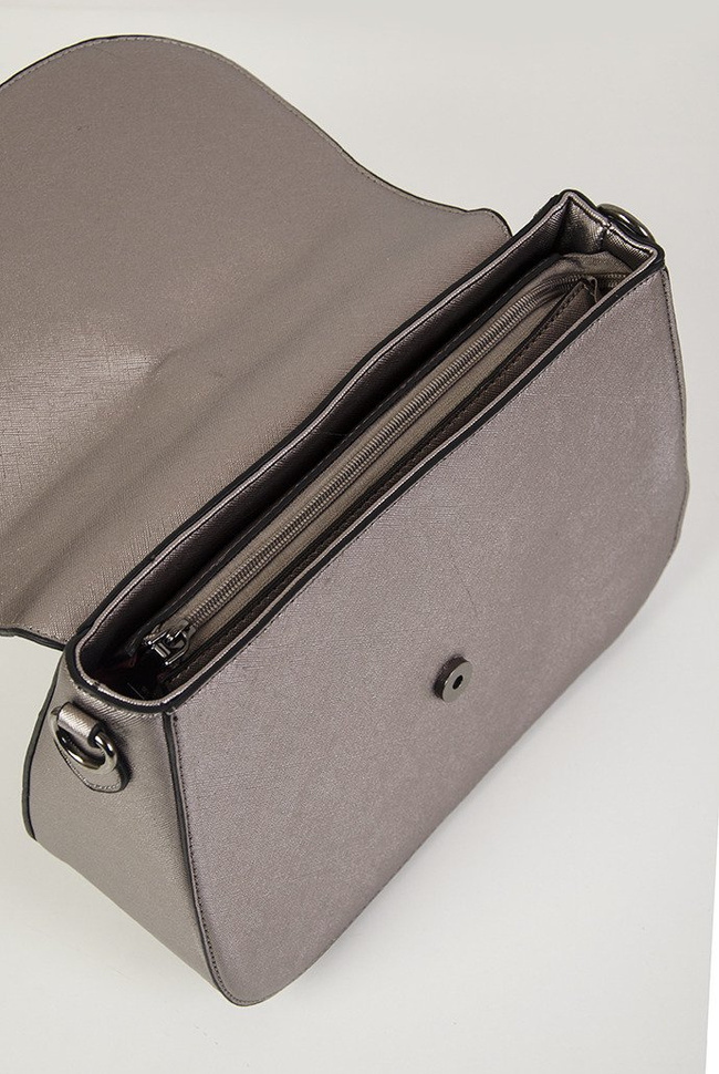 Srebrna torebka ze zdobieniem