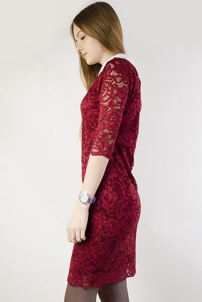 Koronkowa bordowa sukienka z białym kołnierzykiem