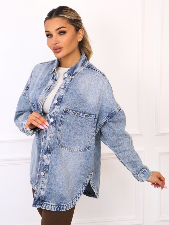 KOSZULA JEANSOWA Z KIESZENIAMI ZAPINANA NA GUZIKI- NIEBIESKA