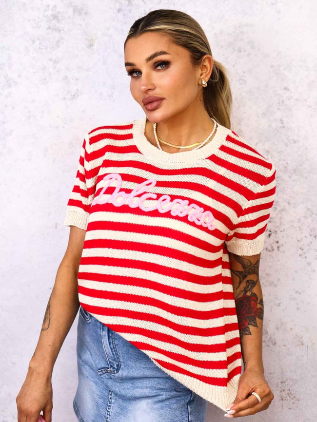 SWETER W PASKI Z KRÓTKIM RĘKAWEM I OZDOBNYM NAPISEM- CZERWONY