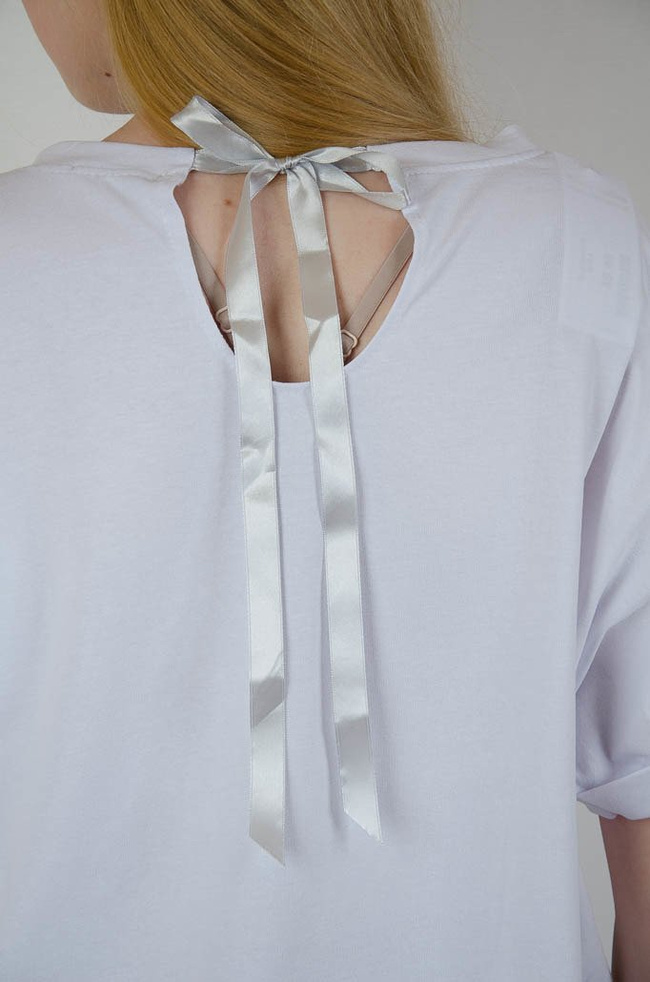 Biała asymetryczna bluzka z kwiatkami oraz wiązaniem na plecach
