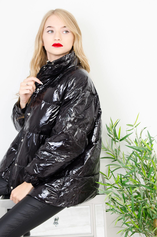 CZARNA POŁYSKUJĄCA WINYLOWA KURTKA ZE STÓJKĄ 